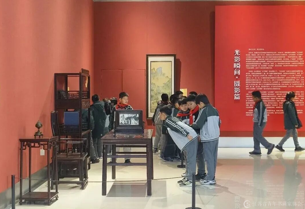 image.png 学生们共看“文艺两新”大展 书画新闻