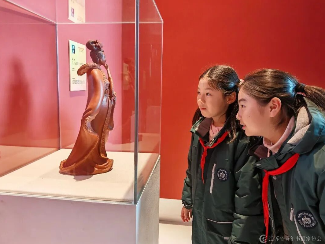 image.png 学生们共看“文艺两新”大展 书画新闻