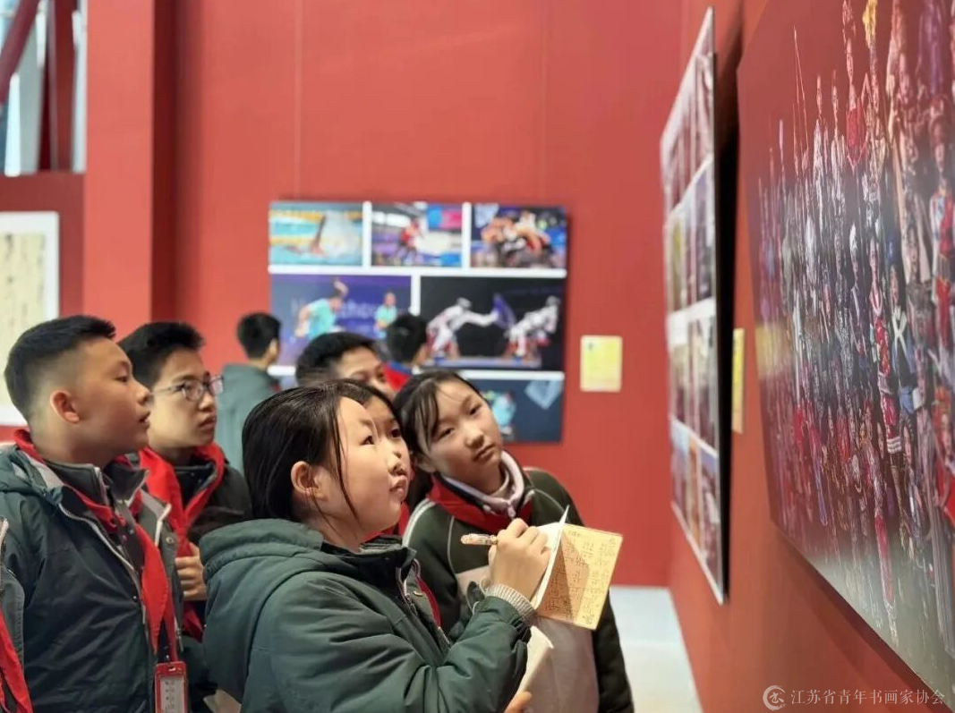image.png 学生们共看“文艺两新”大展 书画新闻